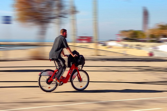cyklista jede do práce na kole