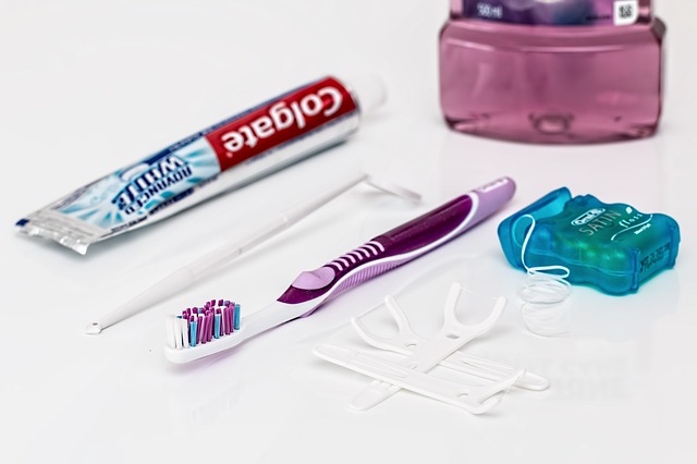zubní pasta zubní kartáček dentální nit