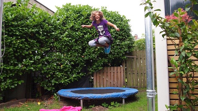 zábava na trampolíně